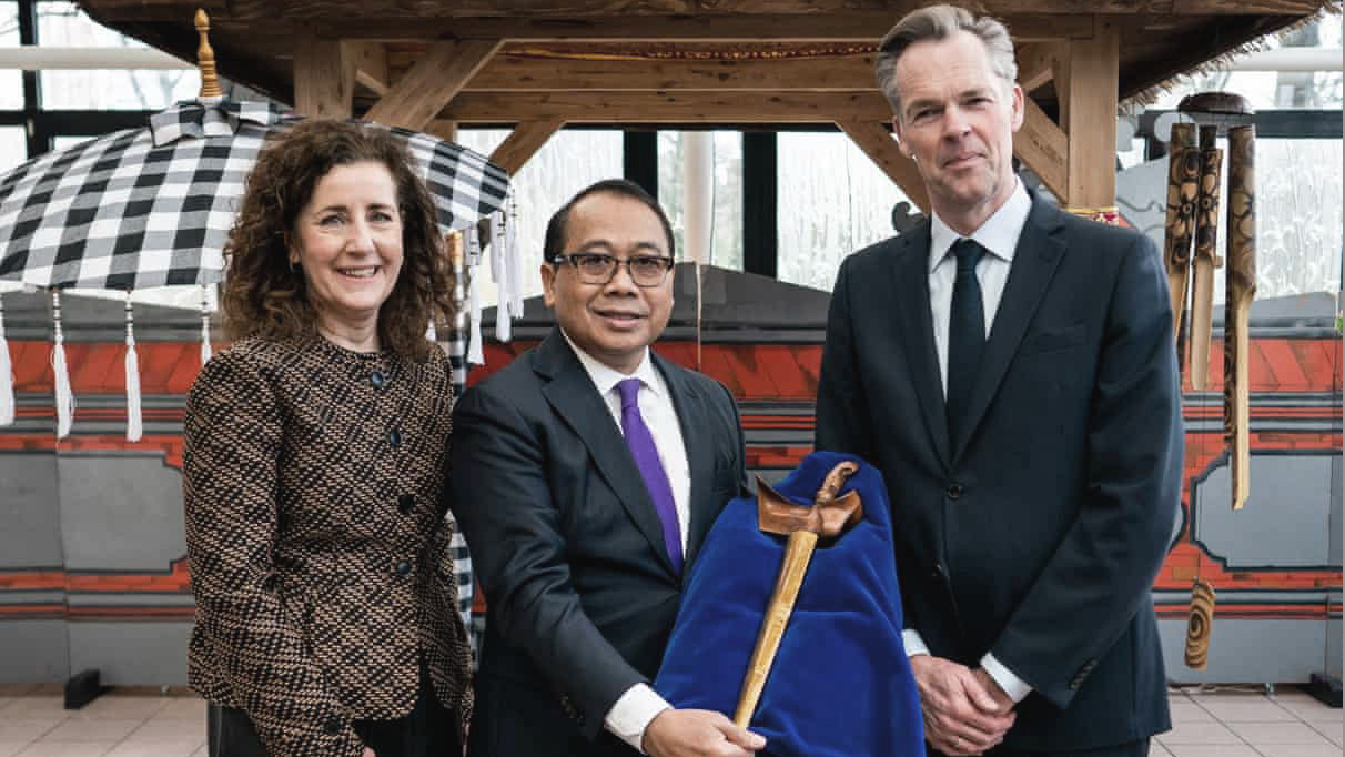 A photo of the Dutch culture minister, Indonesia's ambassador to the Netherlands, and director of Leiden's Museum of Ethnology posing with Prince Diponegoro's kris (dagger) in The Hague following its repatriation in March 2020.